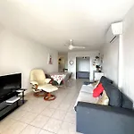 Hyeguy Pour 3 Personnes En Rez De Jardin Avec Piscine Commune à Giens *