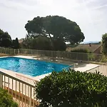 Hyeguy Pour 3 Personnes En Rez De Jardin Avec Piscine Commune à Giens * Hyères