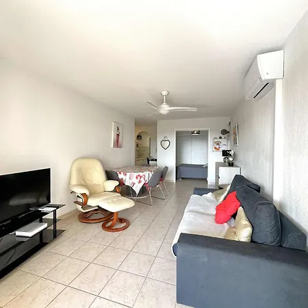 Hyeguy Pour 3 Personnes En Rez De Jardin Avec Piscine Commune à Giens *