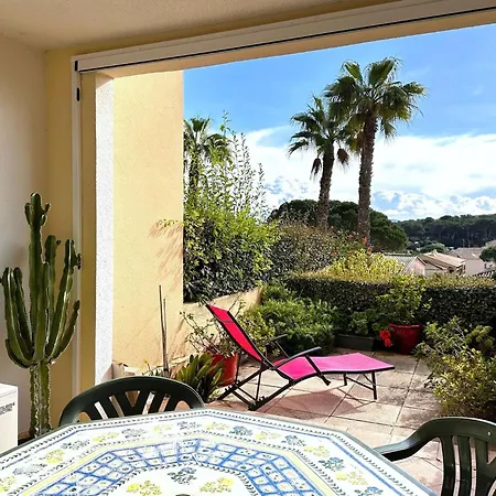 Hyeguy Pour 3 Personnes En Rez De Jardin Avec Piscine Commune A Giens *