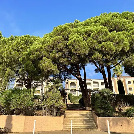 Hyeguy Pour 3 Personnes En Rez De Jardin Avec Piscine Commune A Giens Апартаменти