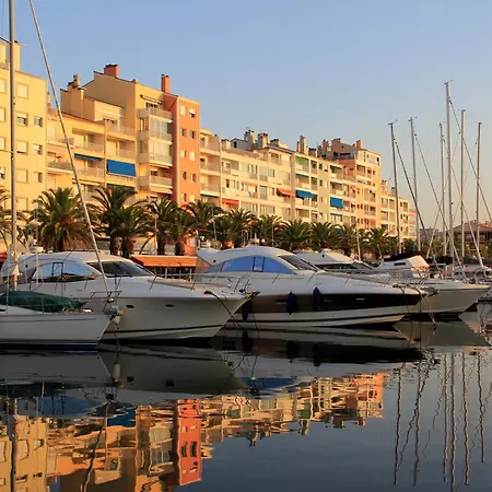 Hyeguy Pour 3 Personnes En Rez De Jardin Avec Piscine Commune A Giens Hyères