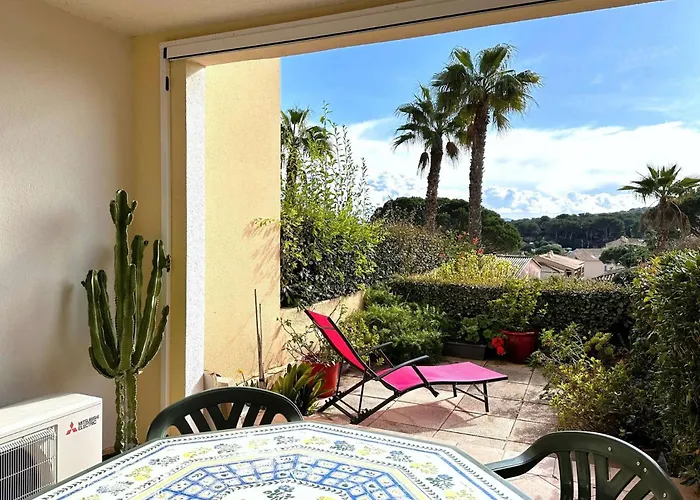 Hyeguy Pour 3 Personnes En Rez De Jardin Avec Piscine Commune A Giens *