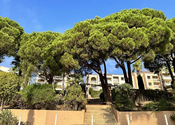 Hyeguy Pour 3 Personnes En Rez De Jardin Avec Piscine Commune A Giens Lejlighed